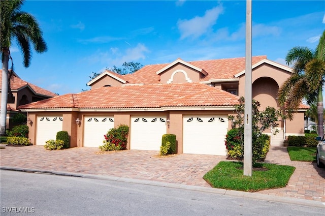 view of front of property featuring a garage