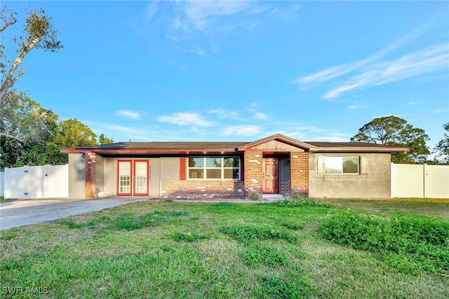 ranch-style house featuring a front lawn