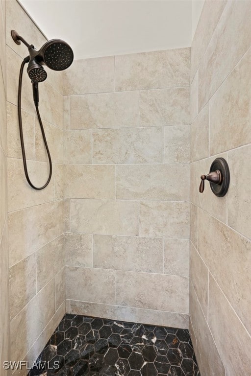 bathroom featuring tiled shower