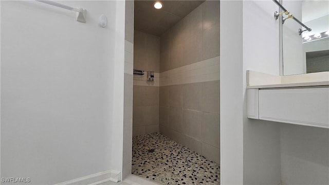 bathroom featuring a tile shower