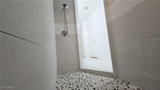 bathroom featuring a tile shower