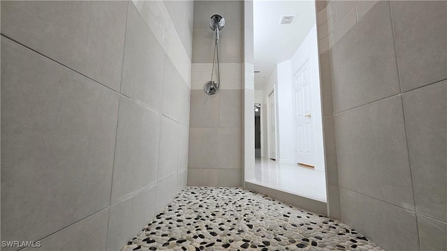 bathroom featuring a tile shower