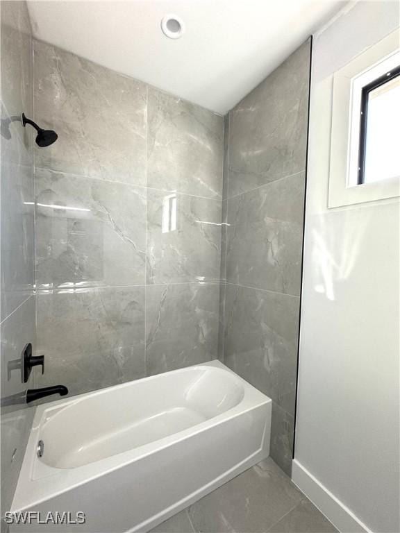 bathroom featuring tiled shower / bath