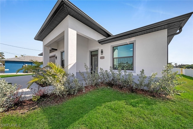 view of front of home featuring a front lawn