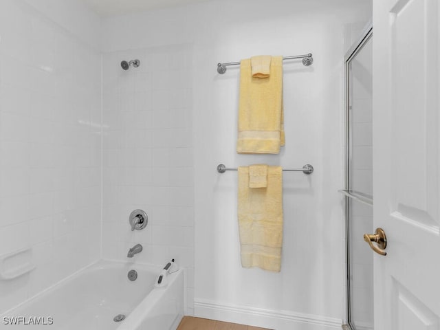 bathroom with tiled shower / bath combo