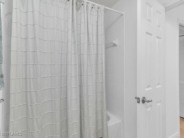 bathroom with shower / tub combo