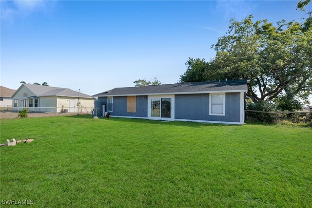 view of front of home featuring a front lawn