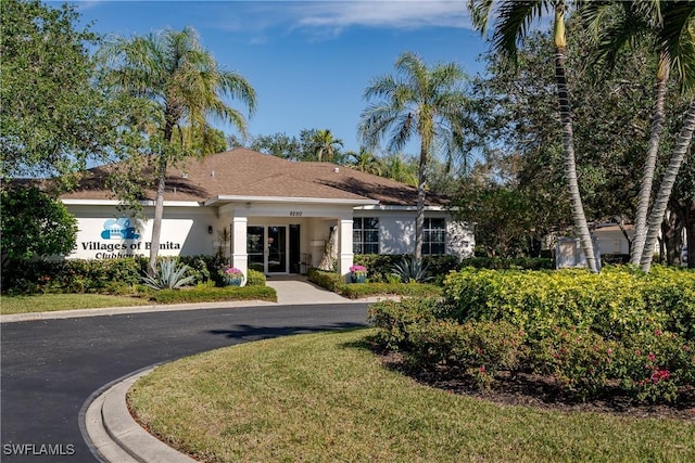 single story home with a front yard