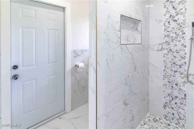 bathroom featuring a tile shower