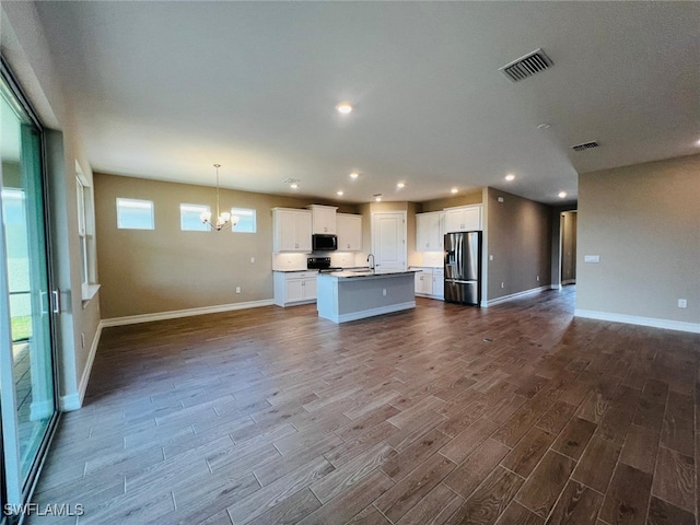 kitchen with hardwood / wood-style floors, white cabinetry, a kitchen island with sink, stainless steel refrigerator with ice dispenser, and an inviting chandelier