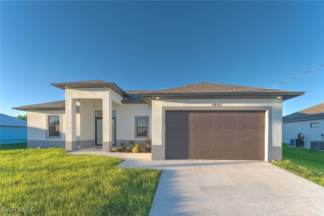 view of front facade featuring a garage and a front yard