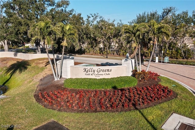 community / neighborhood sign featuring a lawn