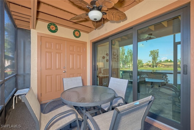 sunroom with ceiling fan