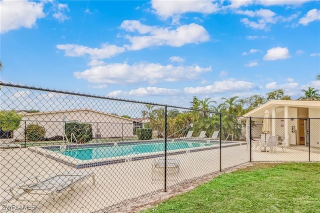 view of swimming pool featuring a lawn