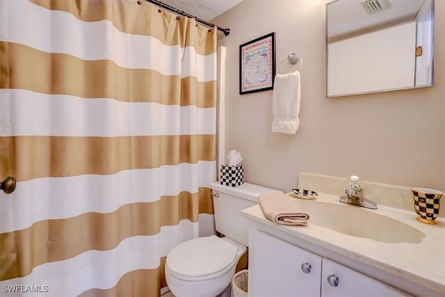 bathroom featuring a shower with curtain, vanity, and toilet