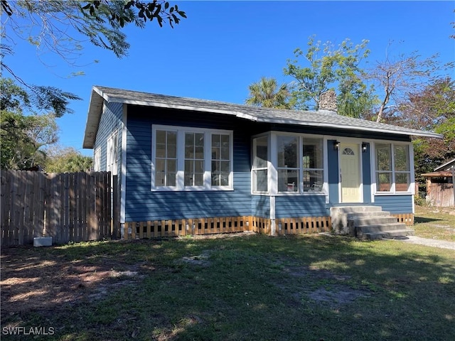 view of front of property featuring a front lawn