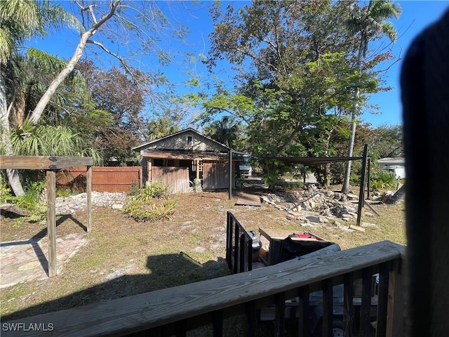 view of yard featuring an outdoor structure