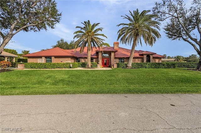 view of front of home featuring a front lawn