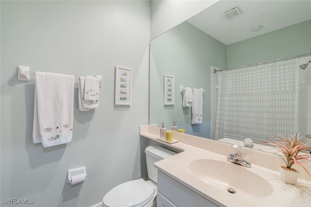 bathroom featuring a shower with curtain, vanity, and toilet