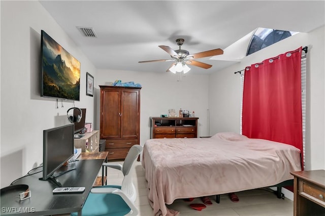 bedroom with ceiling fan