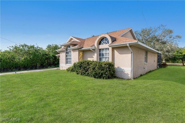 view of front facade featuring a front yard