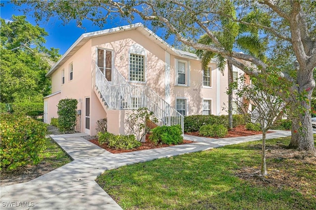 view of front of home featuring a front lawn