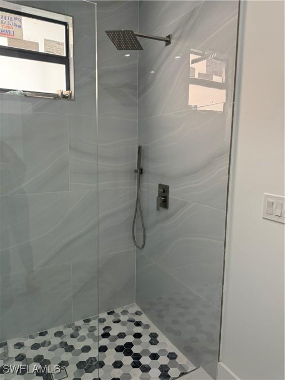 bathroom featuring tiled shower