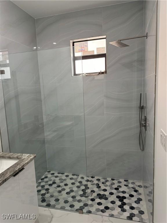 bathroom featuring tiled shower