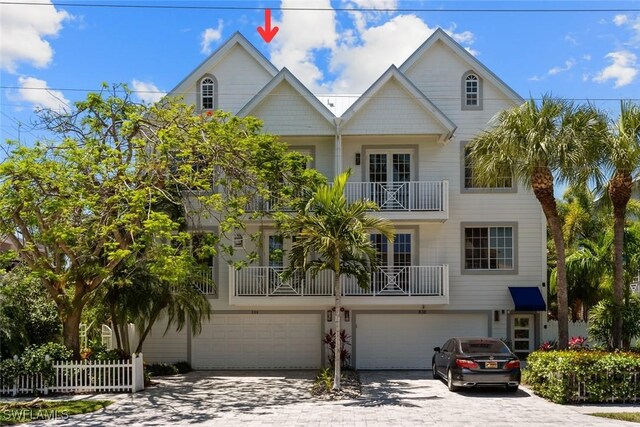 view of front of property featuring a balcony