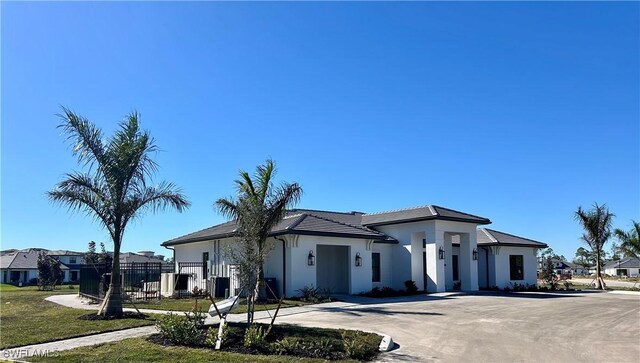 view of front facade featuring a front yard