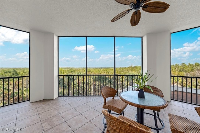 sunroom with ceiling fan