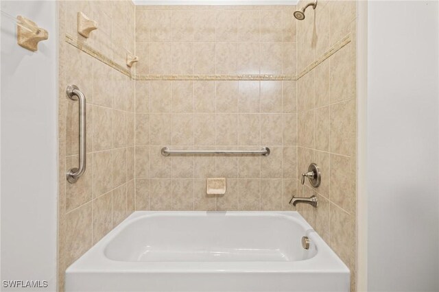 bathroom with tiled shower / bath combo