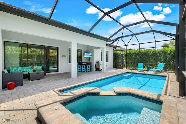 9368 Night Heron Ln, Naples, FL 34120 - view of pool featuring a patio, an outdoor hangout area, a pool with connected hot tub, and a lanai