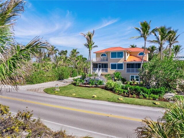 view of front of property featuring a front lawn