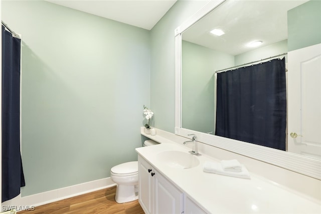 full bathroom featuring a shower with shower curtain, toilet, vanity, wood finished floors, and baseboards