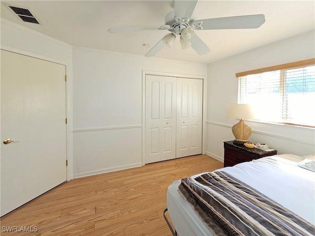 bedroom featuring light hardwood / wood-style floors, a closet, and ceiling fan