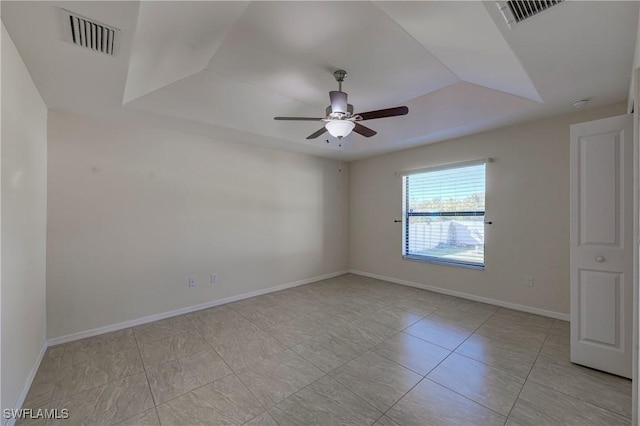 spare room featuring ceiling fan and a tray ceiling