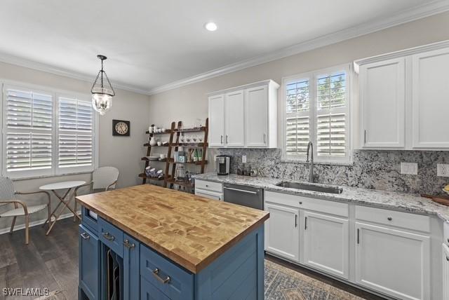 kitchen featuring sink, dishwashing machine, white cabinets, a center island, and blue cabinetry