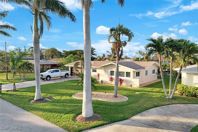 single story home with a front lawn