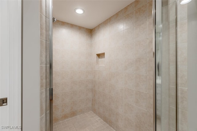 bathroom featuring tiled shower