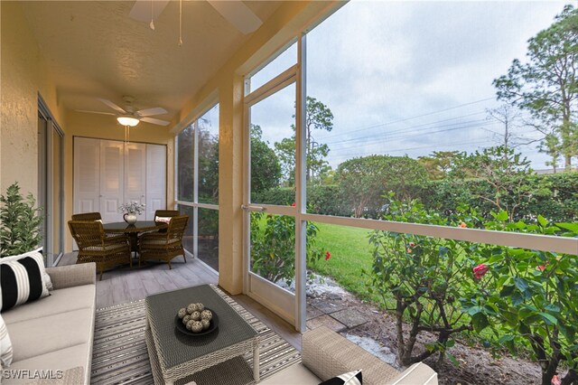 sunroom with ceiling fan