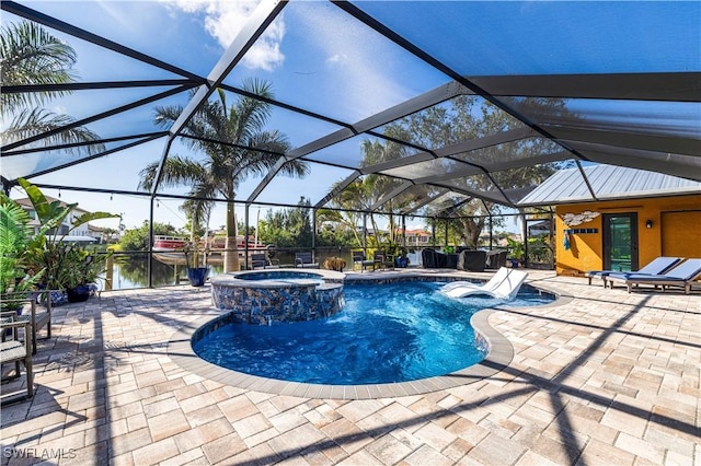 view of pool featuring a lanai, a patio area, an in ground hot tub, and a water view