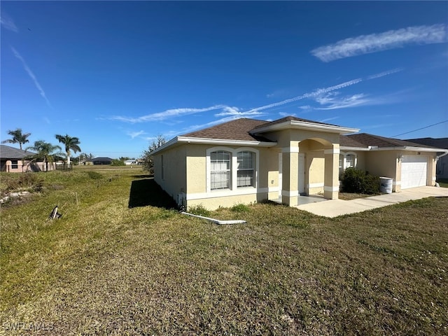 view of front facade with a garage and a front yard