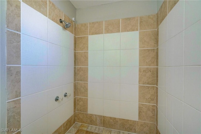 bathroom featuring a tile shower