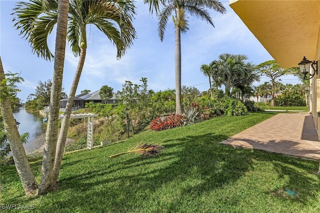 view of yard featuring a water view