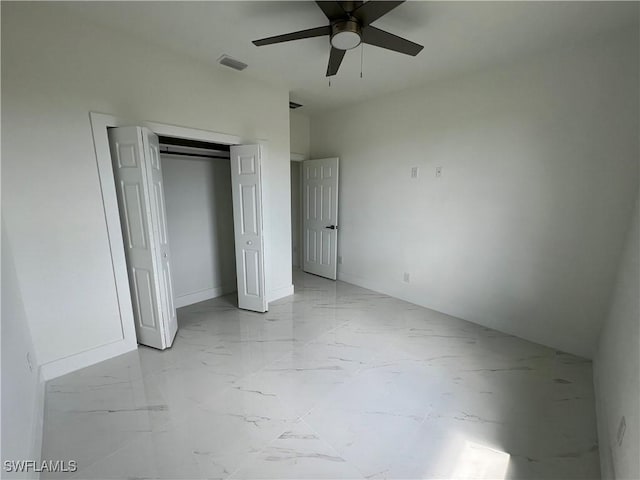 unfurnished bedroom with ceiling fan and a closet