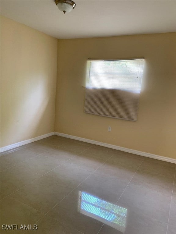 spare room featuring light tile patterned floors