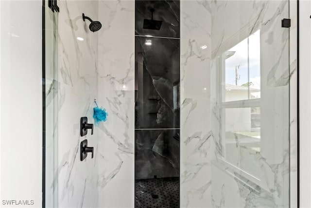 bathroom featuring a tile shower