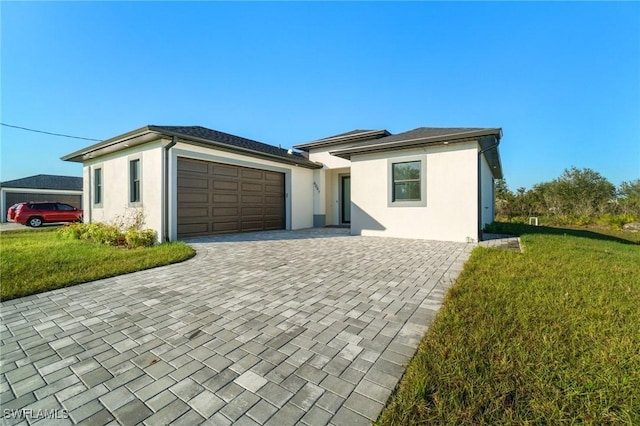 view of front facade featuring a garage and a front yard