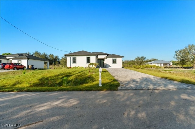 view of front of property featuring a front lawn